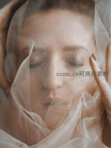 薄纱遮面的宁静女性特写