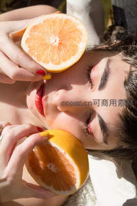 阳光下的柑橘与沉睡美人创意摄影