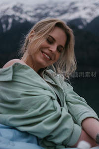 雪山下的微笑女子，自然与宁静的融合