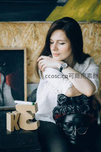 艺术空间中的沉思女子，搭配雕塑与字母