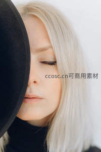 银发女子半遮面，优雅神秘感特写