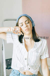 彩绘沾手少女闭目靠墙休息显疲惫