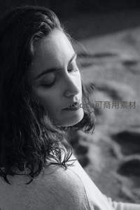 卷发女子侧脸沉静，黑白光影诉说内心安宁