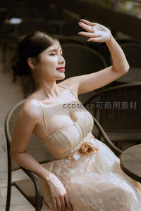 蕾丝长裙女子午后小憩，阳光洒落温柔如画