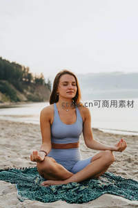 沙滩上莲花坐姿静心冥想