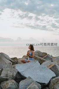 日落时分海边盘坐冥想