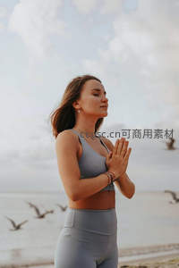 海鸥飞舞中的合十祈祷冥想