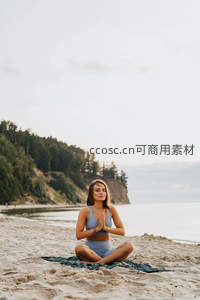 海岸线旁双膝跪坐冥想