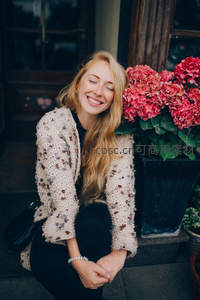 花丛微笑，金发女孩享受惬意午后