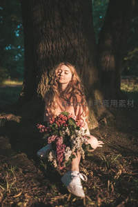 树下捧花，卷发少女沉浸林间柔光