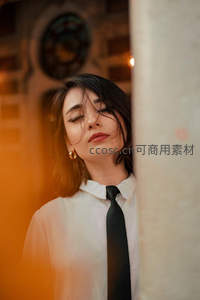 光影交错柱后女子，优雅侧颜若隐若现