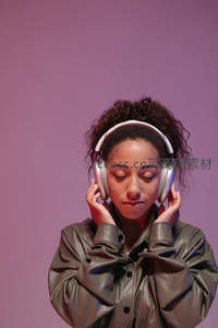 紫调背景中，女子沉浸音乐世界