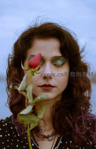 玫瑰遮面，神秘女子眼神迷离