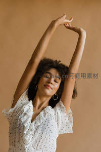 黑发女子优雅伸展双臂享受舒展时刻