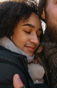 情侣依偎闭眼共享温馨瞬间