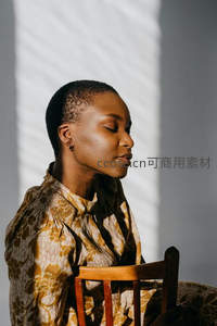 光影中的宁静侧颜