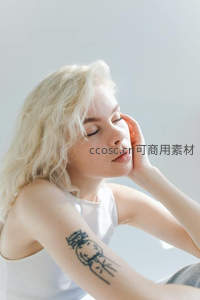 纹身少女的冥想时刻