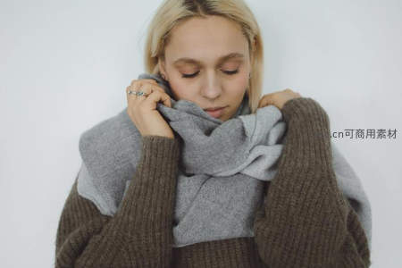 裹着灰色围巾沉思的温柔女子