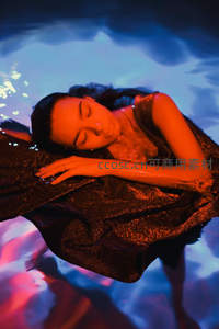 霓虹光影中漂浮沉睡的神秘女子