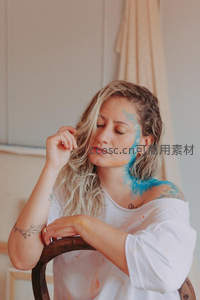 蓝彩颜料洒落肩头，闭目沉思的艺术瞬间