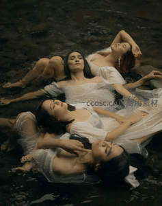 水中的白衣女子静谧如画
