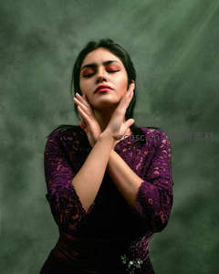 紫衣女子闭目双手轻抚脸颊