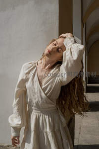 阳光墙角的慵懒午后