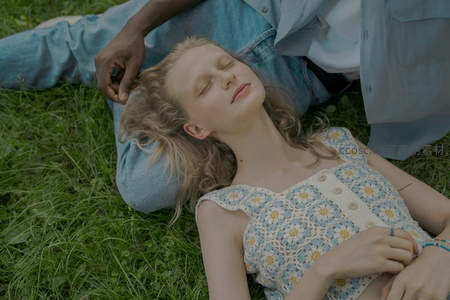 草坪上温柔相依的甜蜜时刻