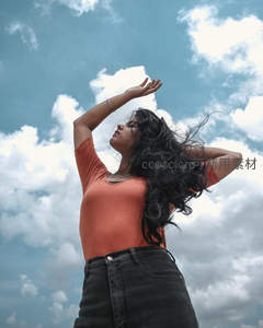 仰望蓝天白云的自由姿态