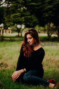 草地上静坐冥想的长发女子