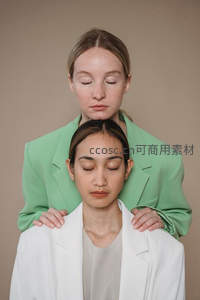 双人静谧时刻，绿色西装与白色外套的温柔相拥