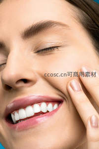 微笑特写，洁白牙齿与柔嫩肌肤的完美结合