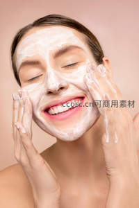 泡沫洁面时刻，愉悦笑容中的护肤仪式感