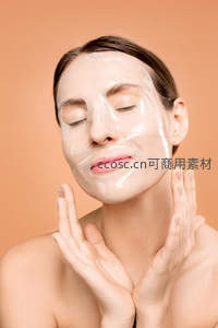 面膜滋养瞬间，闭目享受肌肤焕活的宁静时光