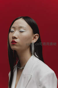 红唇白妆模特佩戴闪亮耳环侧颜