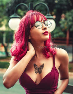 红发女孩戴圆框眼镜街头回眸