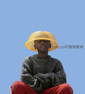 蓝天下戴滤网帽的少年