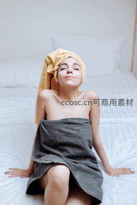 浴后裹毛巾床上放松享受时光