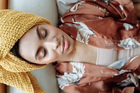 午后小憩头戴针织帽享安眠