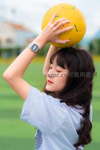 少女头顶足球闭目享受绿茵场时光