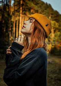 红发女孩森林中仰望天空冥想