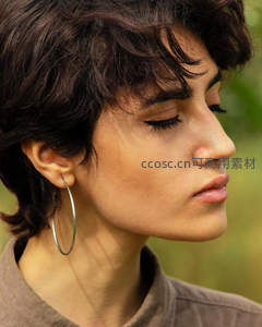 侧颜特写，短发女子佩戴银色大耳环