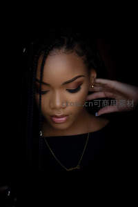 暗调光影下的编发美女，妆容精致迷人