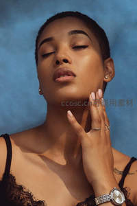 闭目沉思的黑发女子，手抚颈项显优雅