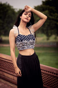 户外桥上女子闭目养神，衣着清新典雅