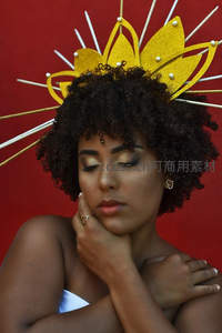 红墙金冠闭目沉思的卷发女子