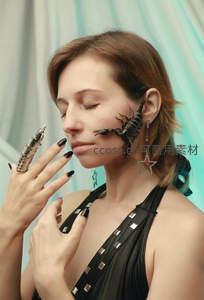 蝎子装饰面部的神秘暗黑系美人