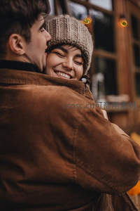 冬日街头相拥微笑的温馨情侣