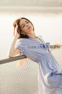 湖畔微风中闭目享受惬意时光