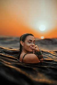 夕阳海中女子微笑凝望，波光映照温柔时刻